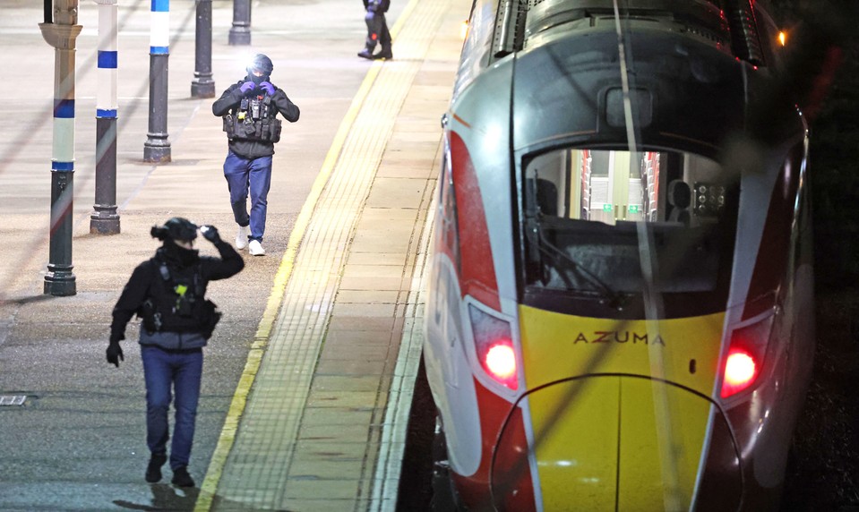 Cestujúci sa v panike skrývali na toaletách. Polícia obvinila útočníka z vlaku z 11 pokusov o vraždu