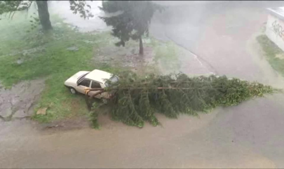 Silná búrka zhodila strechu, v obci vyhlásili mimoriadny stav