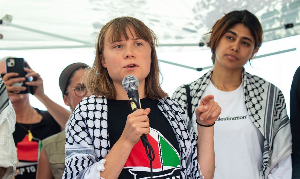 Polícia v Londýne zadržala na propalestínskom proteste aktivistku Thunbergovú