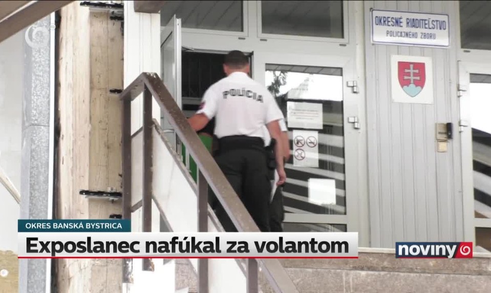 Exposlanec nafúkal za volantom