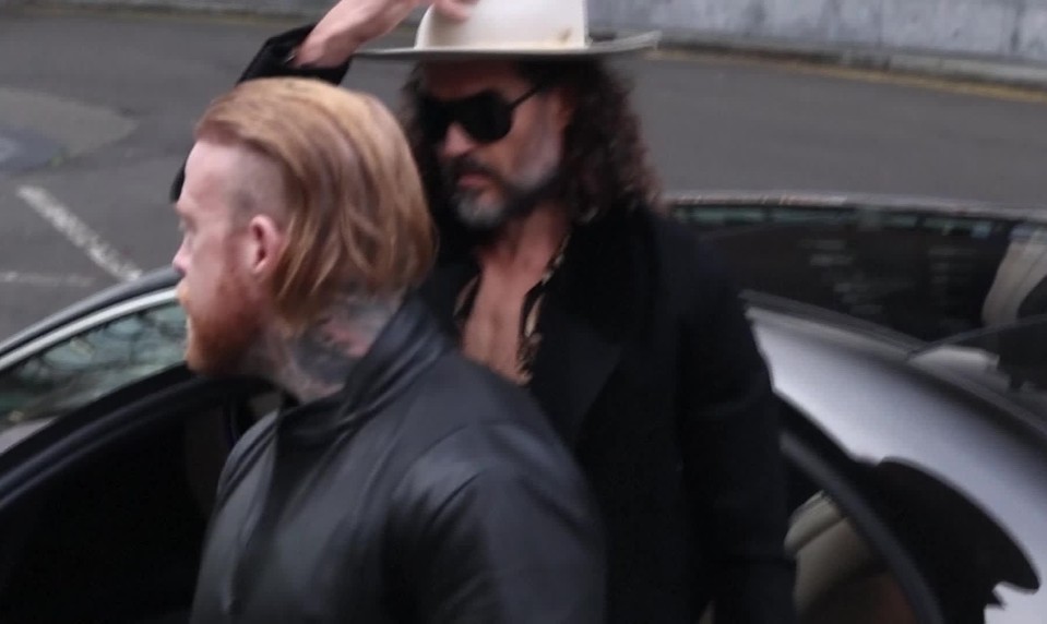 Komik a herec Russell Brand poprel nové obvinenia zo znásilnenia a napadnutia