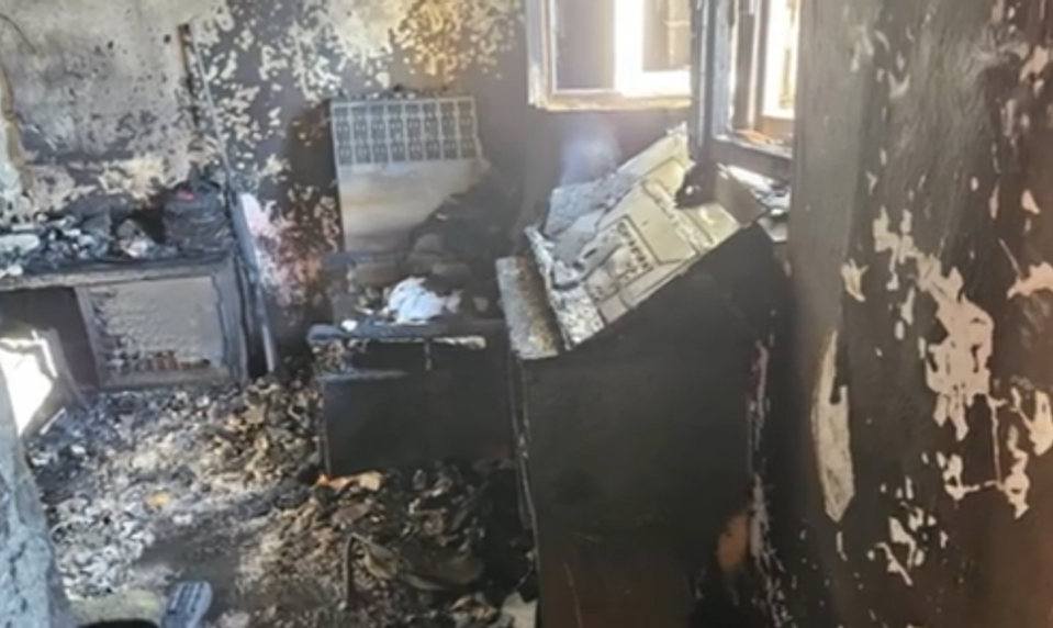 Sused si všimol požiar rodinného domu. Matka sa stihla zachrániť, jej syn bohužiaľ zomrel