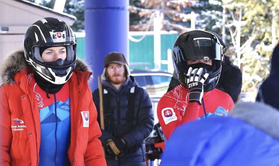 Slovenské bobistky na pódiu. V ikonickom stredisku skončili TRETIE