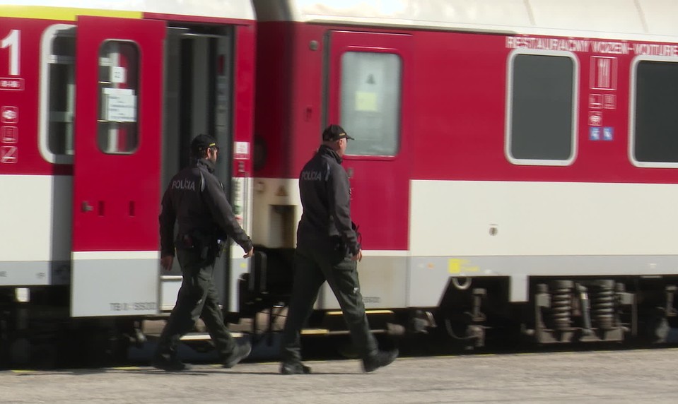 Hrôzostrašné momenty vo vlaku: Muž vytiahol vo vagóne pištoľ