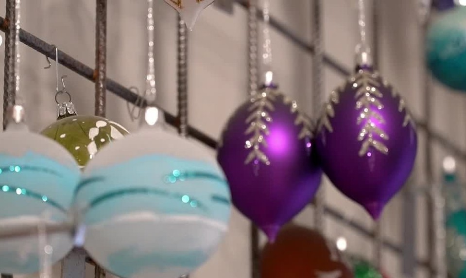 Slovenská obec po 25 rokoch oživila tradíciu výroby sklenených vianočných ozdôb