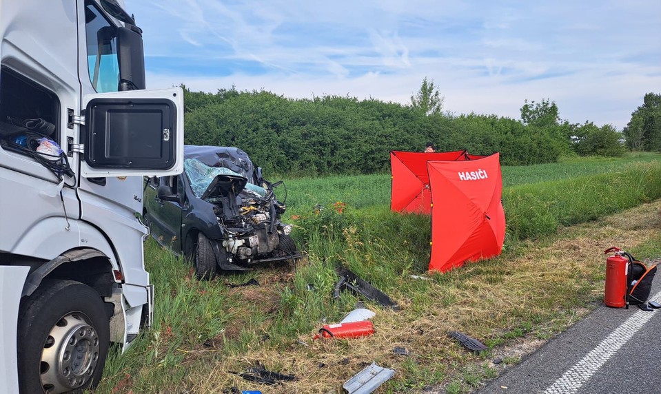Ďalšia tragédia na ceste medzi Šaľou a Vlčanmi. Zrážku s kamiónom neprežila jedna osoba