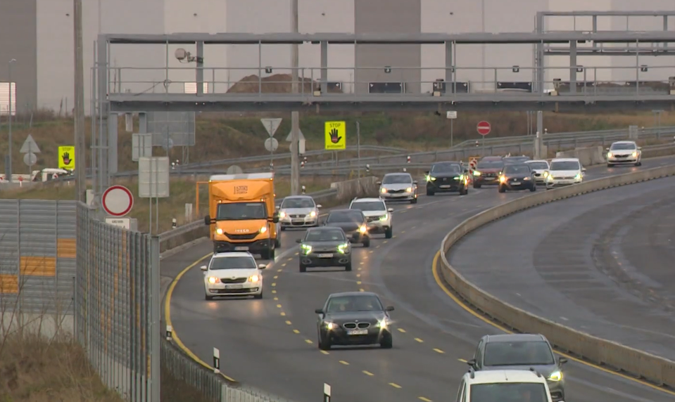 Hrozivá nehoda na R1: Autobus skončil v poli, záchranári evidujú zranenia