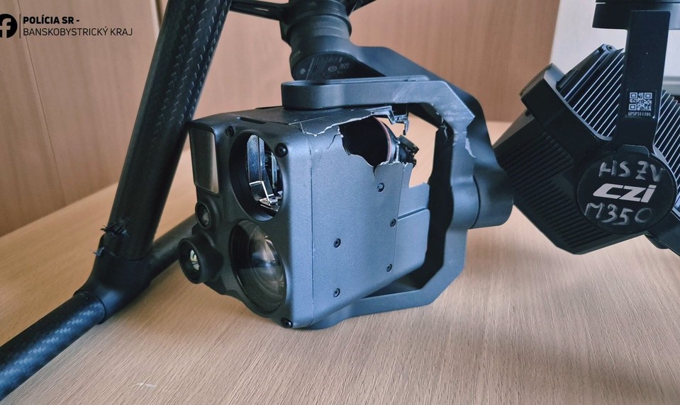 Počas pátrania začal niekto strieľať na dron. Polícia zadržala jednu osobu