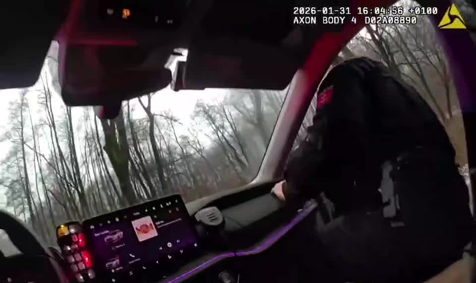 Opitý muž unikal polícii a zrazil sa so služobným vozidlom. Dychová skúška ukázala 2,25 promile