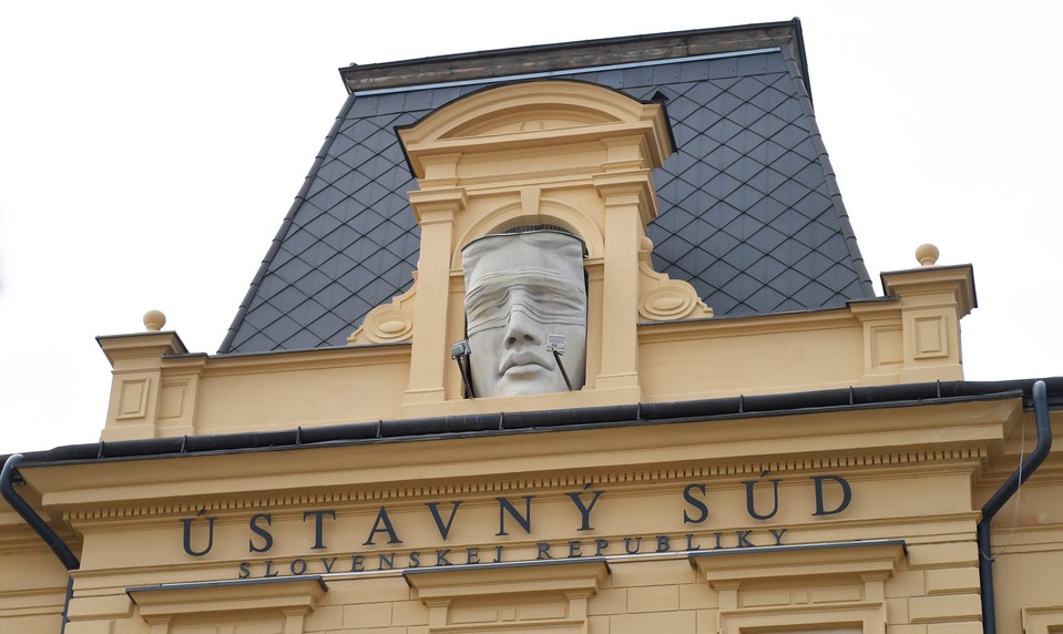 Opozícia vidí pri rušení Úradu na ochranu oznamovateľov problém. Obracia sa na Ústavný súd