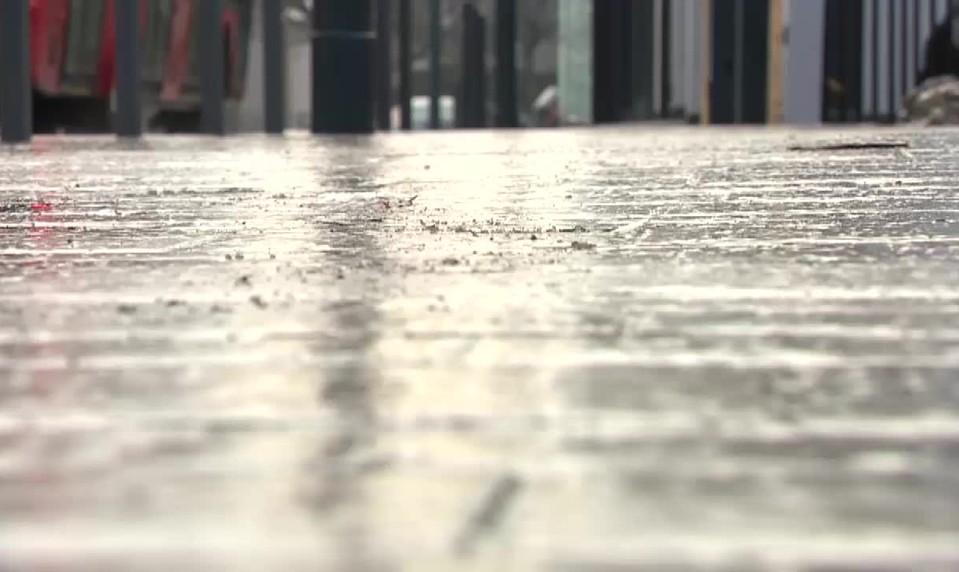 Pre celé územie Slovenska platia výstrahy prvého stupňa pred poľadovicou a hmlou