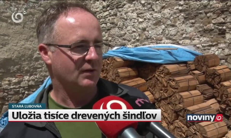 Uložia tisíce drevených šindľov