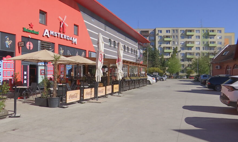 Bitka pred nočným klubom v Nových Zámkoch: Polícia obvinila 16-ročného chlapca