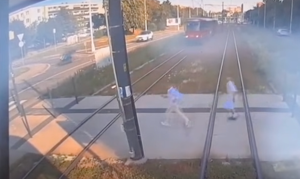Chvíľa na priechode sa skončila nehodou. Maloletého chlapca zrazila električka
