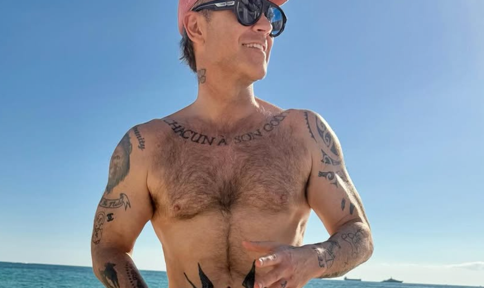 Ukázal sa v slipoch! Robbie Williams rieši zásadnú dilemu, žena sa mu za to smeje!