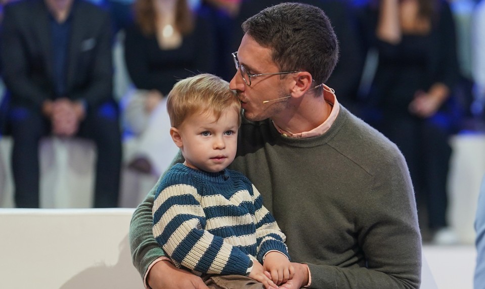 Mikrofóny vymenili za tenisky. Kolegovia z TV JOJ pomáhajú malému Vilkovi