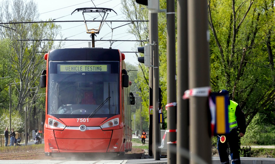V Bratislave zrazila električka 90-ročného muža
