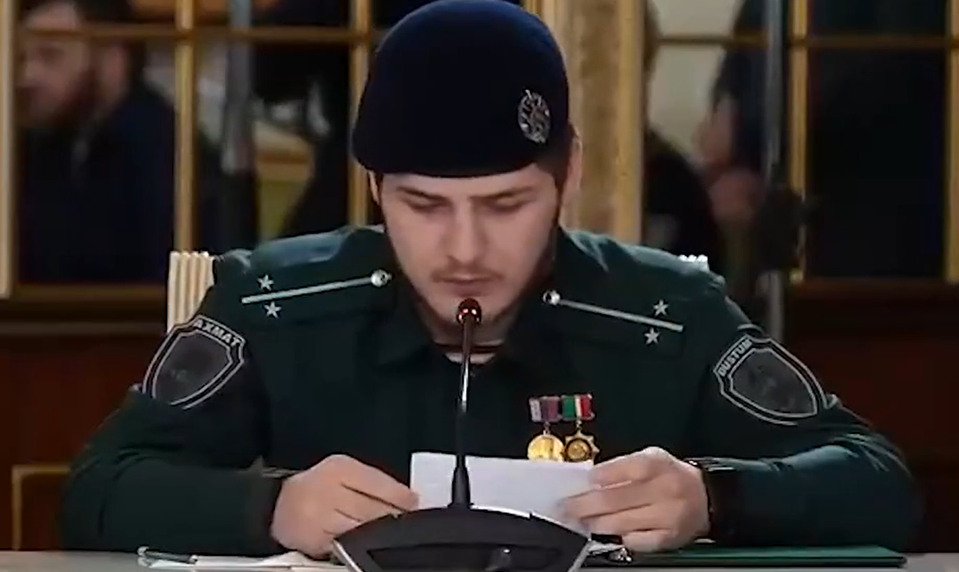 Nevie plynule čítať, no velí jednotke. Kadyrovov osemnásťročný syn je na smiech
