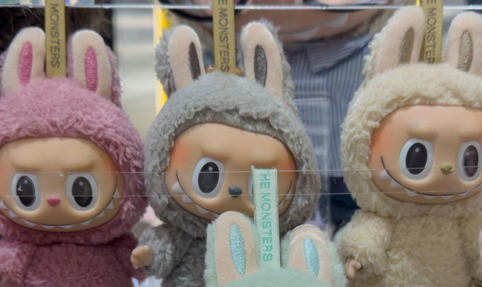 Zlodeji v ukradli plyšákov labubu za 7-tisíc dolárov, v obchode nechali všetko ostatné