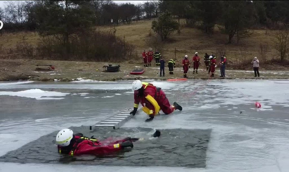 Keď sa ľad prelomí, rozhodujú sekundy. Hasiči nacvičovali záchranu topiaceho na jazere