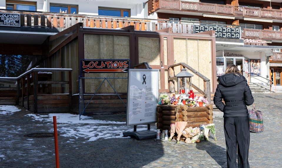 Počet obvinených po požiari v bare v Crans-Montane stúpol na štyroch