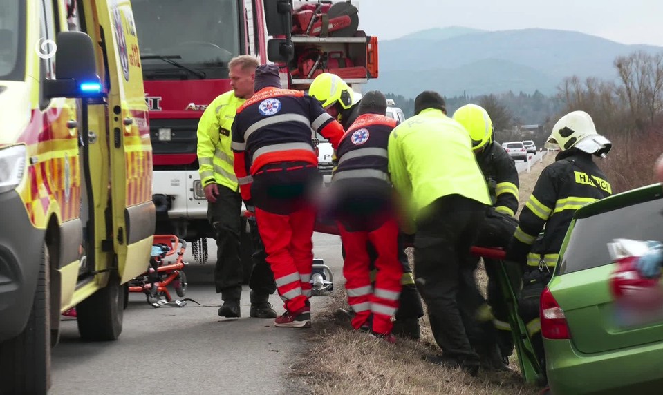 Zdravotné problémy za volantom: Vodiča z havarovaného auta vyslobodili hasiči