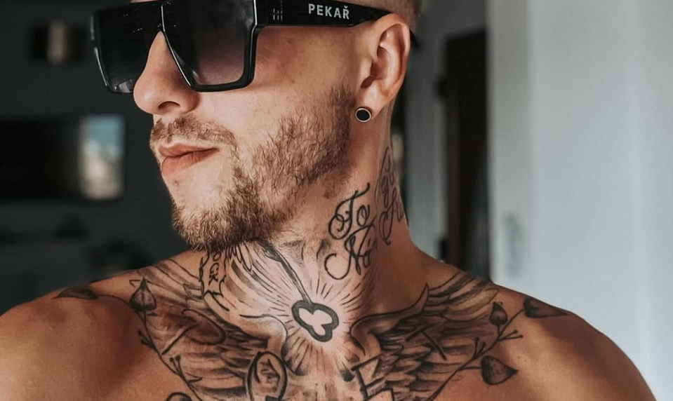 Nádor v krku! Český spevák si myslel, že má výrazný ohryzok, lekár ho vyviedol z omylu!