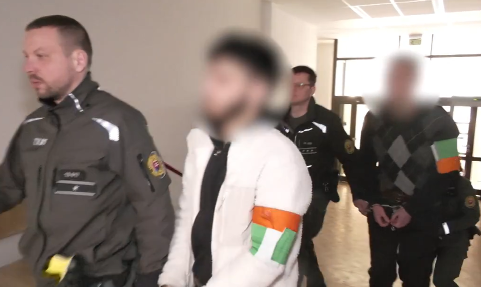 Mladí chlapci brutálne zbili bezdomovca. Dostali domáce väzenie