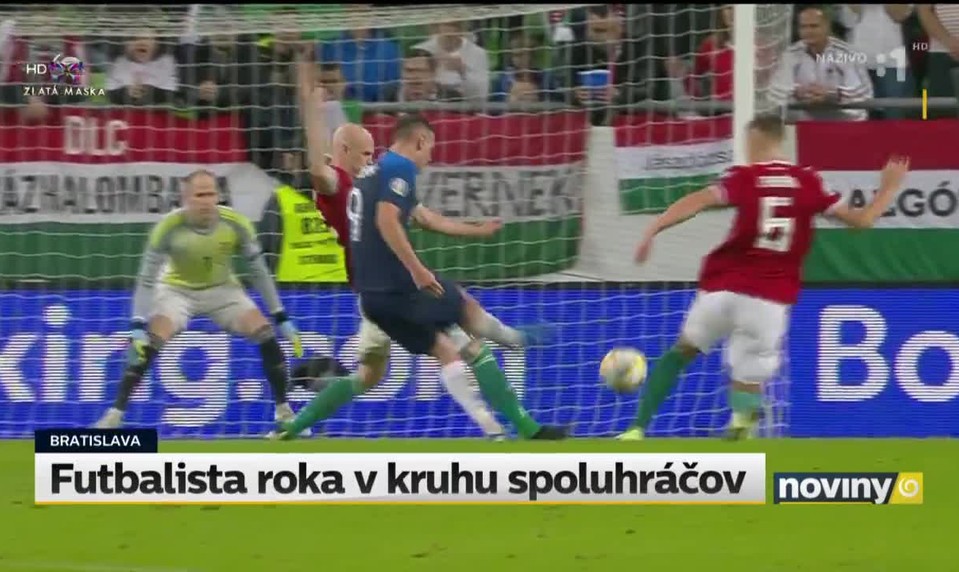 Futbalista roka v kruhu spoluhráčov
