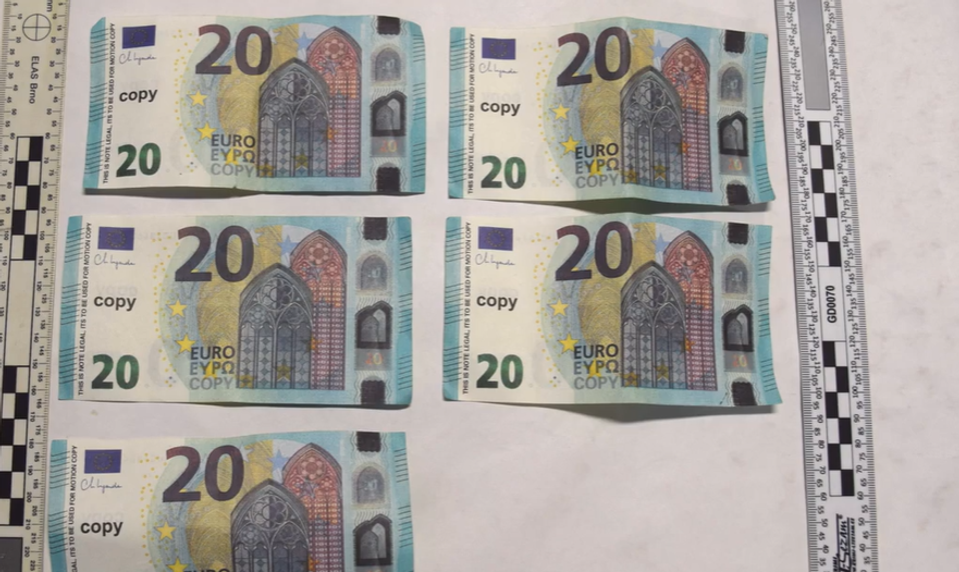 Eurobankovky z Temu? Žena na blšáku zaplatila dôchodkyni falošnými eurami