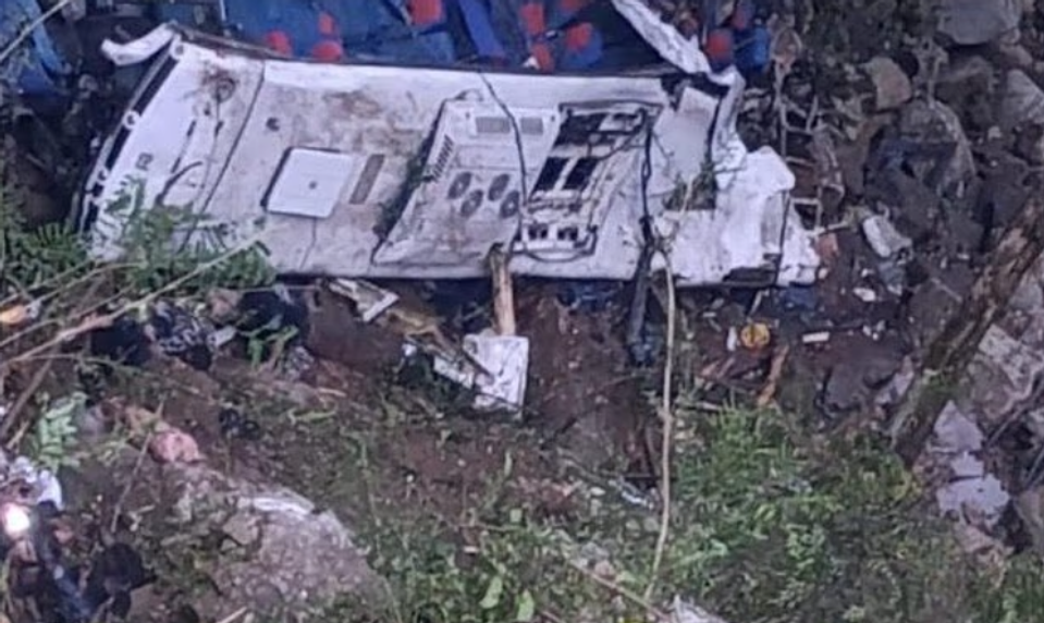 Výlet sa zmenil na tragédiu: Autobus so študentmi sa zrútil do rokliny, najmenej 17 mŕtvych