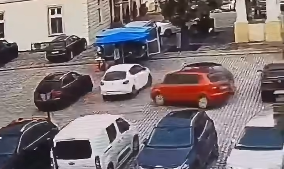 Vodička nezvládla parkovanie, divokou jazdou poškodila šesť áut