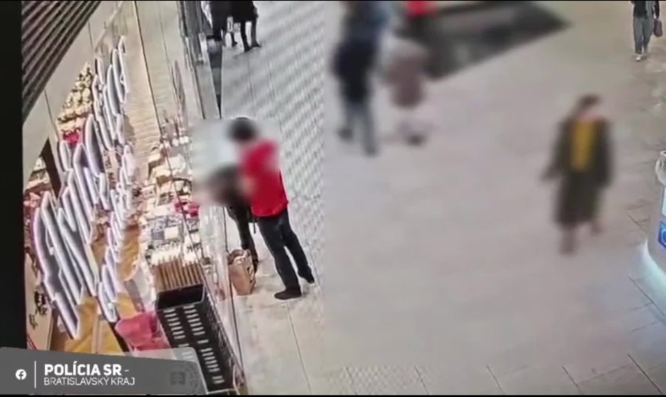 Zlodej v kníhkupectve chcel ujsť s knihami za 300 eur. Zamestnanca napadol slzným sprejom