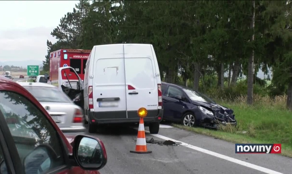 Reťazová havária zablokovala R1
