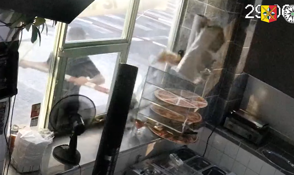 Muž dopravnou značkou rozbil výklad pizza kiosku. Vnútri ho čakali iba makety