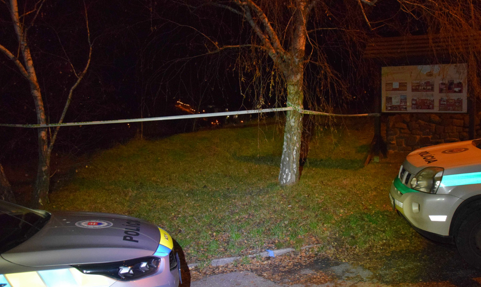 Expartner zhodil ženu z úskalia Kalvárie. Dopadla na strechu budovy