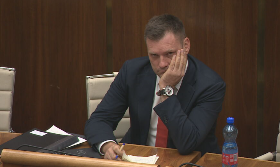 Feťáčik, ktorý vymenil zuby za porcelánové, znelo v parlamente. Politici nešetrili slovnou prestrelkou