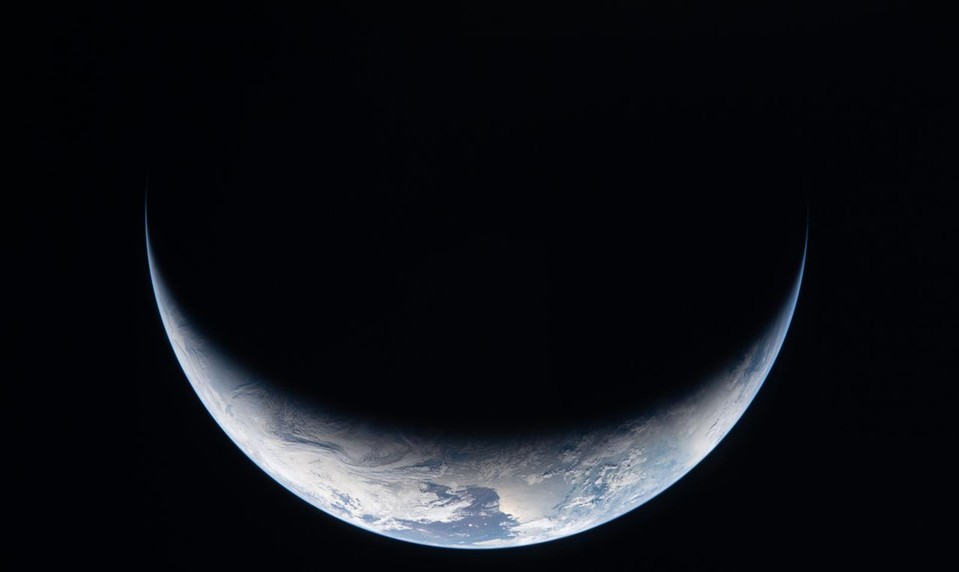 Astronauti sú na ceste domov, pristanú v Tichom oceáne