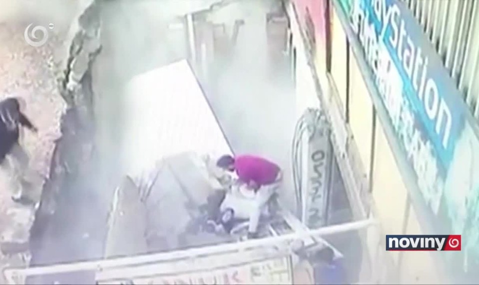 Pod ženami sa prepadol chodník