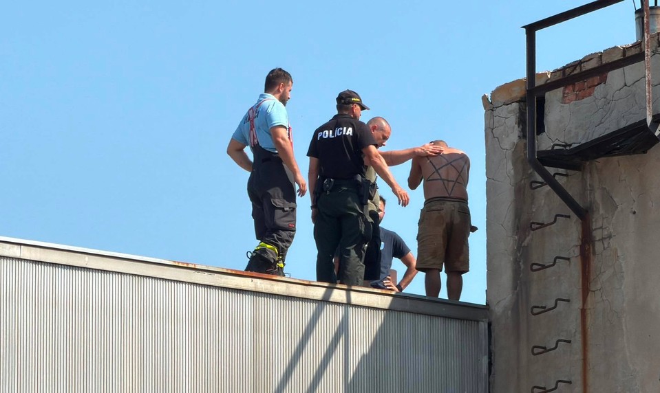 Muž po vyhodení z vlaku vyliezol na strechu a železničný stožiar. Zásah trvá už niekoľko hodín