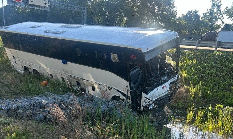Autobus spôsobil hromadnú nehodu. Zahynulo päť ľudí, medzi obeťami sú aj dve deti