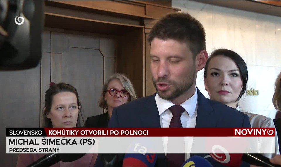 KOHÚTIKY OTVORILI PO POLNOCI