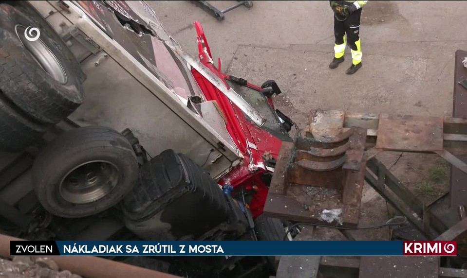 NÁKLADIAK SA ZRÚTIL Z MOSTA
