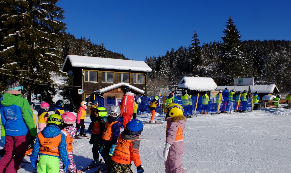 Prilba povinná pre mladých lyžiarov: Odborníci odporúčajú chrániť sa aj v dospelosti