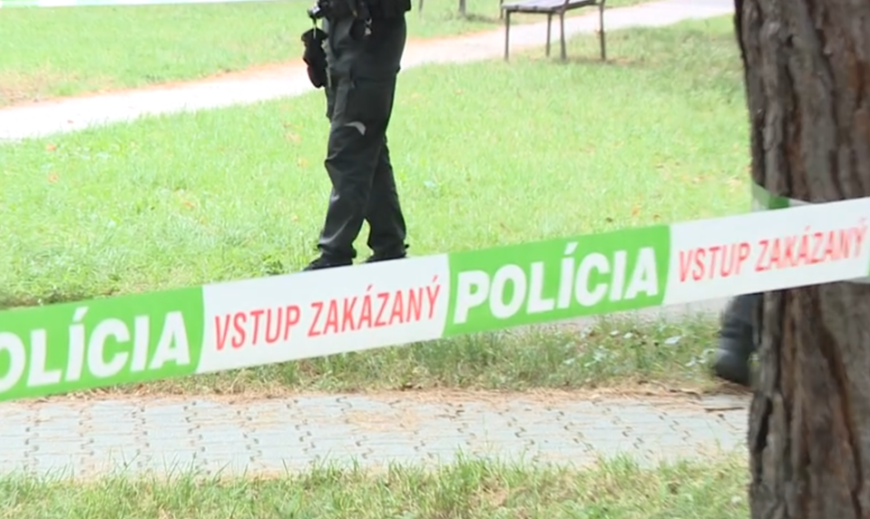 Na trase do Žiliny našli v priekope mŕtve telo. Polícia uzavrela časť cesty