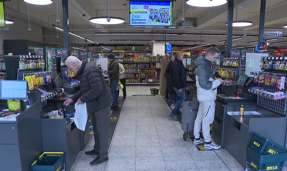 Mladí ich využívajú najviac, seniori najmenej: Trend samoobslužných pokladníc rastie