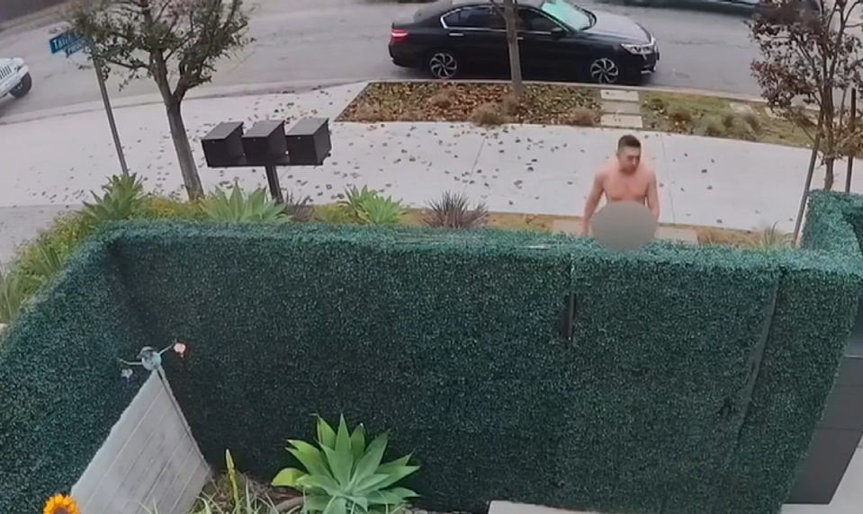 Nahý útočník vnikol do bytu dvoch žien, zastavil ho 79-ročný veterán