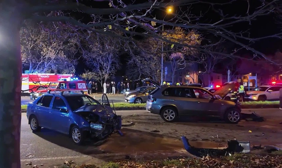 Devätnásťročná vodička nezvládla preradenie – narazila do štyroch áut a zranila troch ľudí