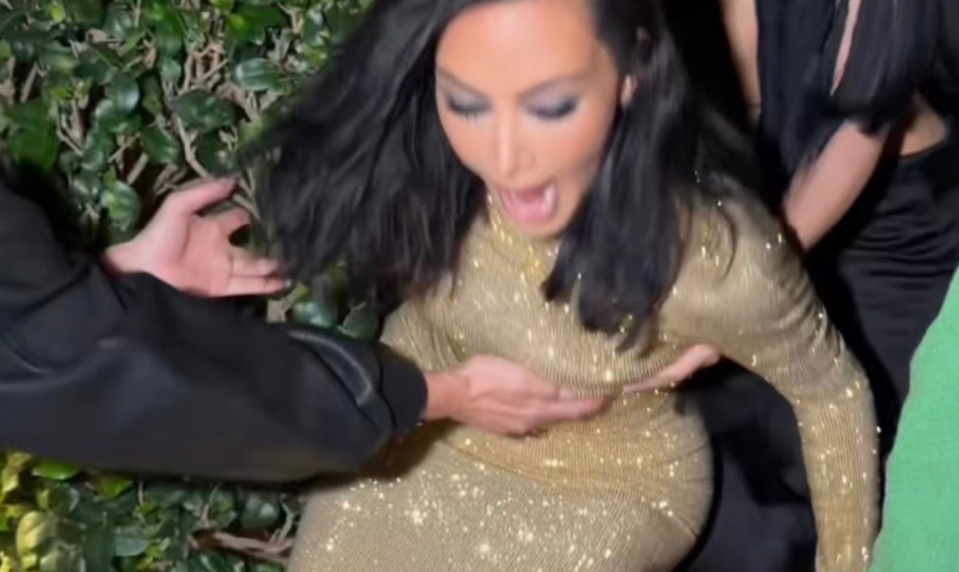 Uniklo video: Kim Kardashian sa na Oscaroch neudržala na nohách!