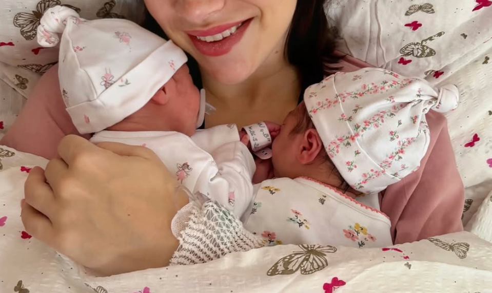 Dvojnásobná radosť! Sympatická speváčka porodila dvojičky, dala im krásne mená!